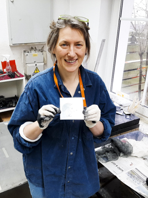 20191224_112024 Das Bild zeigt Heike Pander bei der Vorbereitung einer Zinkplatte zum Drucken einer Radierung. Das Motiv ist ein kleiner Igel.