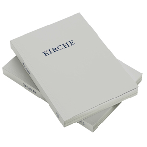 Das Bild zeigt das Cover der Textsammlung zum Jahresthema "Kirche" des Oderbruch Museums Altranft. Das Cover ist grau, der Schriftzug "Kirche" ist dunkelgrau.