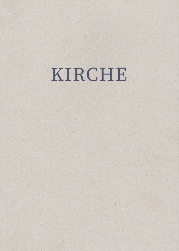 Das Bild zeigt das Cover der Textsammlung zum Jahresthema "Kirche" des Oderbruch Museums Altranft. Das Cover ist grau, der Schriftzug "Kirche" ist dunkelgrau.