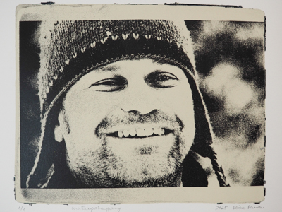 Das Foto zeigt einen Foto-Druck von der Gel-Platte in schwarz-beige. Darauf zu sehen ist Matthias Kuhlmann mit Wintermütze. Das Motiv wurde von Heike Pander auf einem Winterspaziergang aufgenommen und von Hand auf einer Gel-Platte gedruckt.