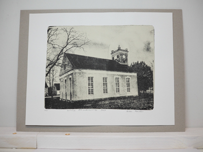 Das Foto zeigt eine Monotypie, ein Foto, das von der Künstlerin Heike Pander von Hand auf einer Gel-Platte gedruckt wurde. Darauf zu sehen ist die Kirche in Altmädewitz im Winter. Die Grundlage für die Monotypie bildet ein Foto, das die Künstlerin vor Ort aufgenommen hat. Das Motiv ist in schwarz gedruckt, der Hintergrund ist beige.