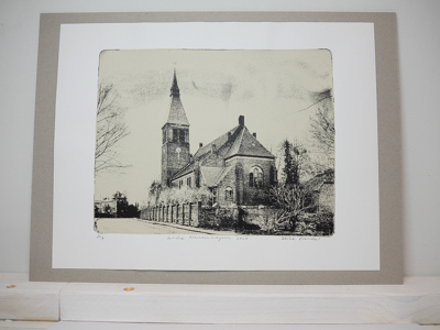 Das Foto zeigt eine Monotypie, ein Foto, das von der Künstlerin Heike Pander von Hand auf einer Gel-Platte gedruckt wurde. Darauf zu sehen ist die Kirche in Neuenhagen im Winter. Die Grundlage für die Monotypie bildet ein Foto, das die Künstlerin vor Ort aufgenommen hat. Das Motiv ist in schwarz gedruckt, der Hintergrund ist beige.